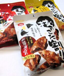 「技のこだ割り」の「濃厚醤油」（手前）、「旨辛唐辛子」（左奥）、「濃厚チーズ」（右奥）