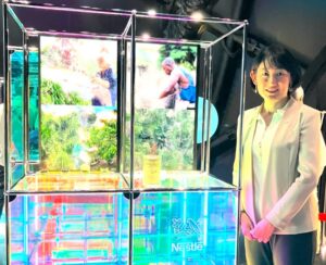 ネスレ日本の嘉納未來氏と同社の展示物