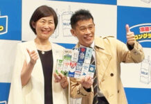 日本テトラパック 持ち運びOKな“LL牛乳” 常温保存で外出先でも活躍 左から鍛冶葉子氏、柳沢慎吾さん