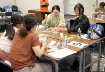 石井食品 ケンミン食品 家族連れ対象に防災イベント 緊急時の調理とグッズ作りに挑戦 「ペットボトルシャワー」作りに挑戦