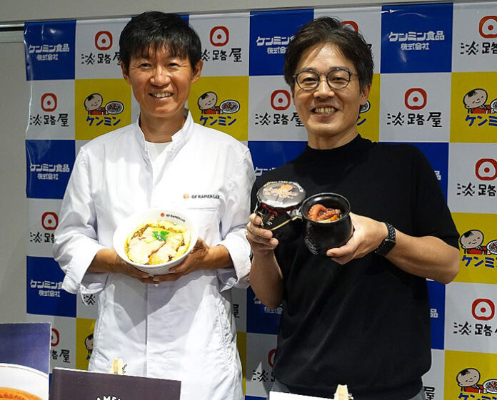 左・高村祐輝ケンミン食品社長、右・柳本雄基淡路屋副社長
