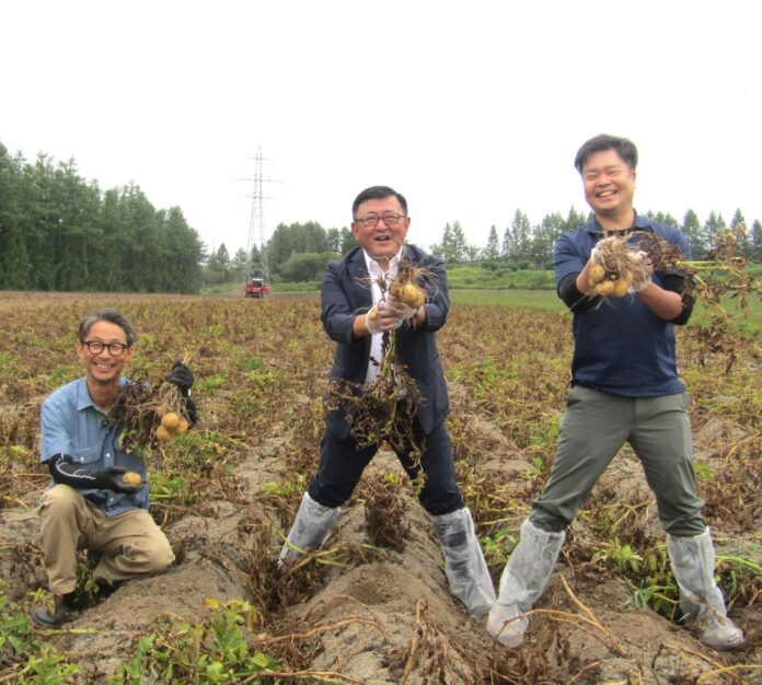 カルビーポテト社の田崎一也社長（中央）、カルビーポテト社芽室支所の田岡宏崇支所長（右）、芽室町加工馬鈴しょ生産組合の大谷寿仁組合長