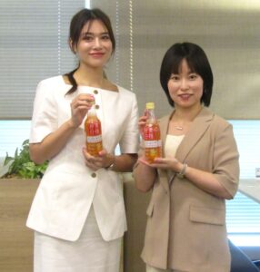 サントリー食品インターナショナルの矢野揺子さん（右）とインフルエンサーの石井里奈さん
