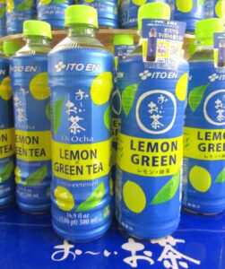 米国向けお~いお茶 LEMON GREEN左 米国向け「お~いお茶 LEMON GREEN」(左)