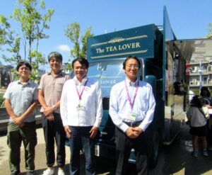 春日部市の岩谷一弘市長中央右白子高史副市長右キリンビバレッジ首都圏統括本部首都圏第一支社の横山岳支社長中央左佐藤弘康埼玉営業部部長左 春日部市の岩谷一弘市長(中央右)、白子高史副市長(右)、キリンビバレッジ首都圏統括本部首都圏第一支社の横山岳支社長(中央左)、佐藤弘康埼玉営業部部長(左)