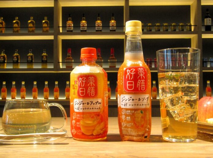 「薬膳好日 ジンジャー＆ソーダ」（右）と「薬膳好日 ジンジャー＆アップル」