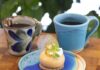 ネスレ日本、沖縄コーヒーを発信 産地直送・体験型カフェで 沖縄県産コーヒーを使用したブレンドコーヒーと沖縄県うるま市出身 4 人組グループ「HY」考案のスイーツ