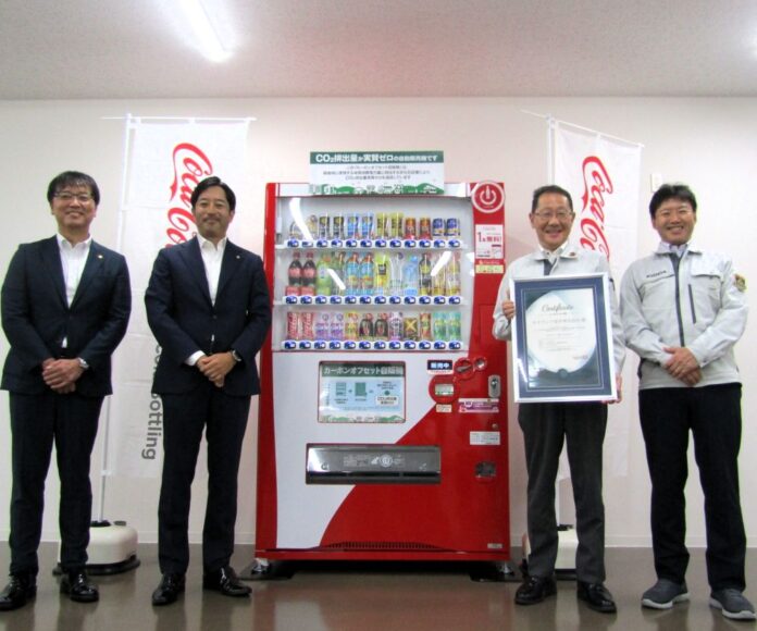 キオクシア岩手の柴山耕一郎社長（中央右）とみちのくコカ・コーラボトリングの谷村広和社長（中央左）