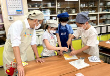 キユーピー社長が出前授業 母校でマヨネーズ教室 レクチャーする髙宮満社長㊧