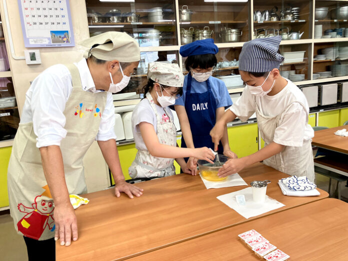 レクチャーする髙宮満社長㊧