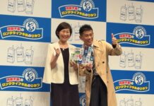 日本テトラパック 持ち運びOKな“LL牛乳” 常温保存で外出先でも活躍 左から鍜治氏、柳沢さん