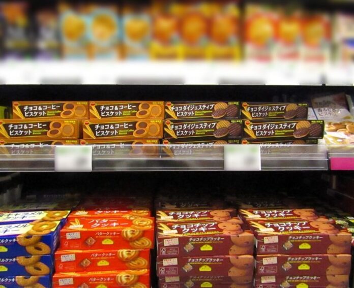 店頭に並ぶ「チョコチップクッキー」「チョコダイジェスティブビスケット」「チョコ＆コーヒービスケット」「バタークッキー」など