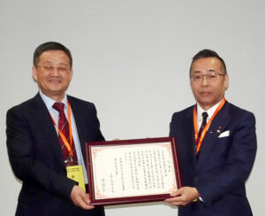 山田養蜂場 山田英生社長写真右 山田養蜂場 山田英生社長(右)/徐副会長(左)