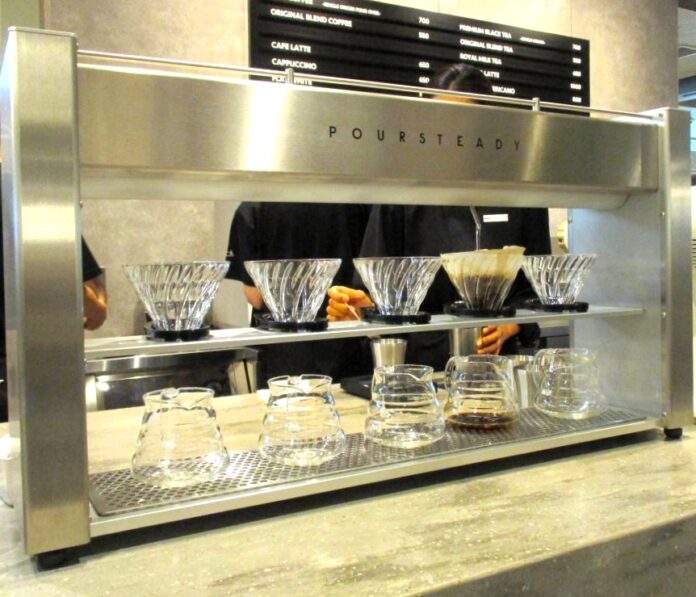 上からお湯が注がれ、自動でコーヒーを抽出