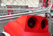 やめて!飲料リサイクルボックスの蓋をこじ開け異物を入れる行為 日本コカ・コーラ「崩壊リサイクルボックスをなくそう展」で啓発 「口開き型の崩壊リサイクルボックス」