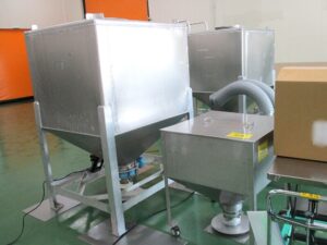 ミルとけ製造工程①充填エリアの上層階に置かれる茶葉用タンク1台右下とパウダー用タンク 「ミルとけ」製造工程①充填エリアの上層階に置かれる茶葉用タンク1台(右下)とパウダー用タンク