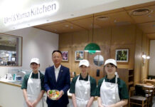 ロック・フィ―ルドが新業態サラダ専門店 3年で10店舗オープンへ 古塚孝志社長(左から2人目)と社内公募制で新業態を担当する3人