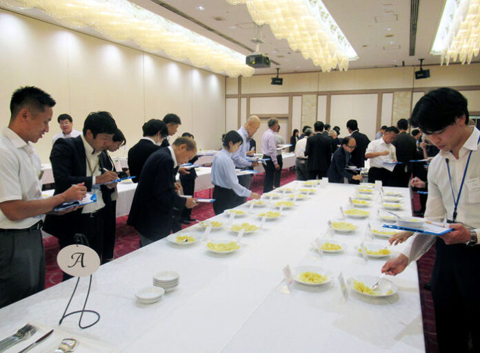 試食審査の模様
