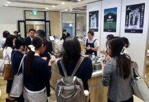 「わさび」の違いを体感して 金印が初の試食展示会 わさびの食べ比べをする来場者たち