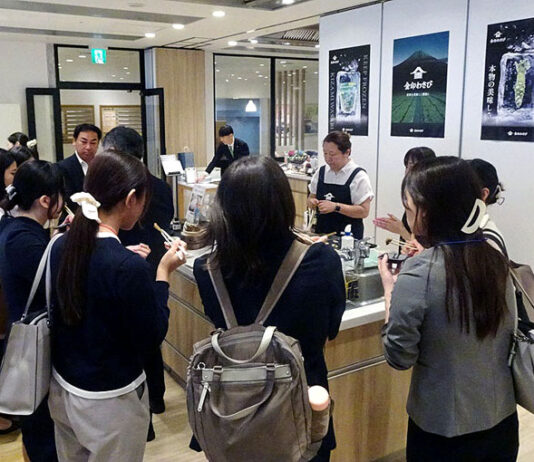 わさびの食べ比べをする来場者たち