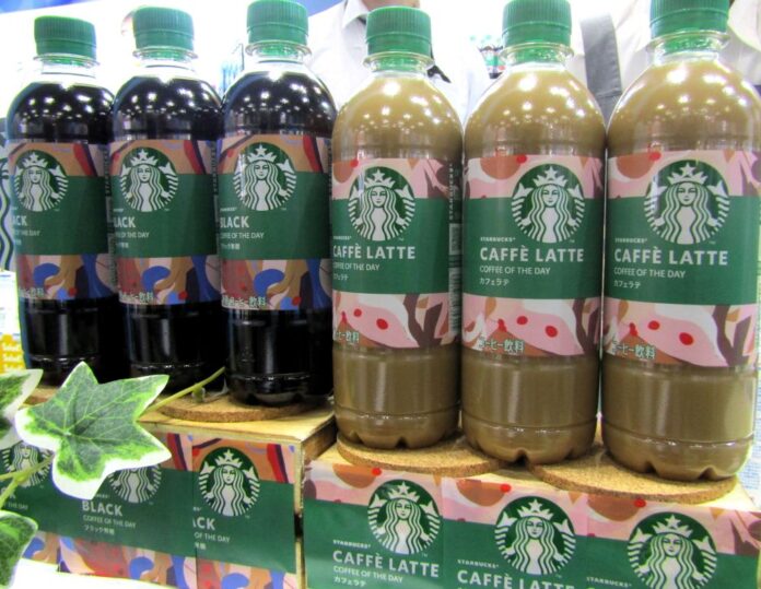 左から「スターバックス COFFEE OF THE DAY ブラック」と「同 カフェラテ」