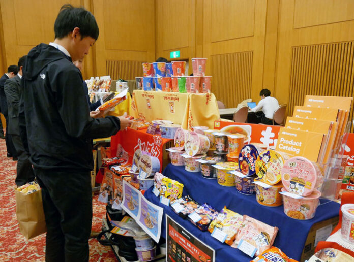 共栄が展示会 新規含む80社が出展 「好奇心持ち商売を」玉置社長 共栄が展示会 新規含む80社が出展 「好奇心持ち商売を」玉置社長