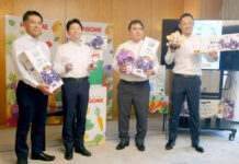 カゴメ 岡山産ピオーネ使用の「野菜生活100」 県知事に紹介 (左から)斉藤本部長、伊原木知事、藤澤部長、森岡山営業所長