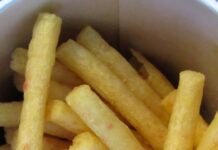 カルビー「じゃがりこ」発売30周年 ファンと共創し国民投票で選ばれた周年記念商品を期間限定発売 周年記念商品「じゃがりこ ベーコンバター醤油味」の中身