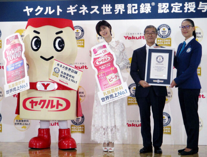 内田有紀さん(中央㊧)と成田裕社長(同㊨)