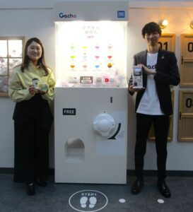 左からUCCカプセル珈琲店オープン直前内覧会に登壇したソロフレッシュコーヒーシステムの西川満美子氏タカラトミーアーツの南知輝氏 左から「UCCカプセル珈琲店」オープン直前内覧会に登壇したソロフレッシュコーヒーシステムの西川満美子氏、タカラトミーアーツの南知輝氏