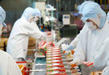 良い年へ願い込め サトウ食品が鏡餅初出荷 もち米確保に暗雲も シーズン中は人海戦術で臨む生産現場(サトウ食品新発田工場)