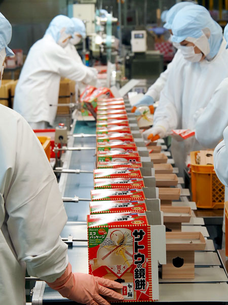 シーズン中は人海戦術で臨む生産現場(サトウ食品新発田工場) シーズン中は人海戦術で臨む生産現場(サトウ食品新発田工場)