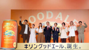 7日の発表会でCM出演者と堀口英樹社長ら
