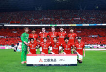 三菱食品、100周年記念 J1リーグ浦和レッズ対鹿島戦 初のマッチパートナー協賛 試合前の記念撮影 ©URAWA REDS