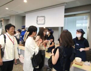 BtoBのフリーズドライ原料を試食する社員の家族