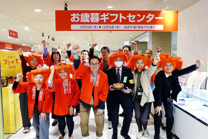 「がんばろう!」気合を入れる社員ら 「がんばろう!」気合を入れる社員ら