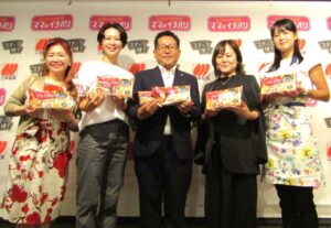 左から発表会場に登壇したうららママオンラインスナック横丁の五十嵐真由子代表足立氏カラオケスナックざうるすのみわママおうち処はづきのれいこママ 左から発表会場に登壇したうららママ、オンラインスナック横丁の五十嵐真由子代表、足立氏、カラオケスナックざうるすのみわママ、おうち処はづきのれいこママ