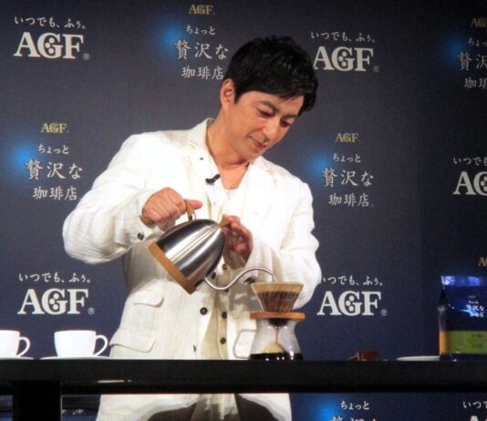 「ちょっと贅沢な珈琲店」をハンドドリップで淹れる大沢たかおさん