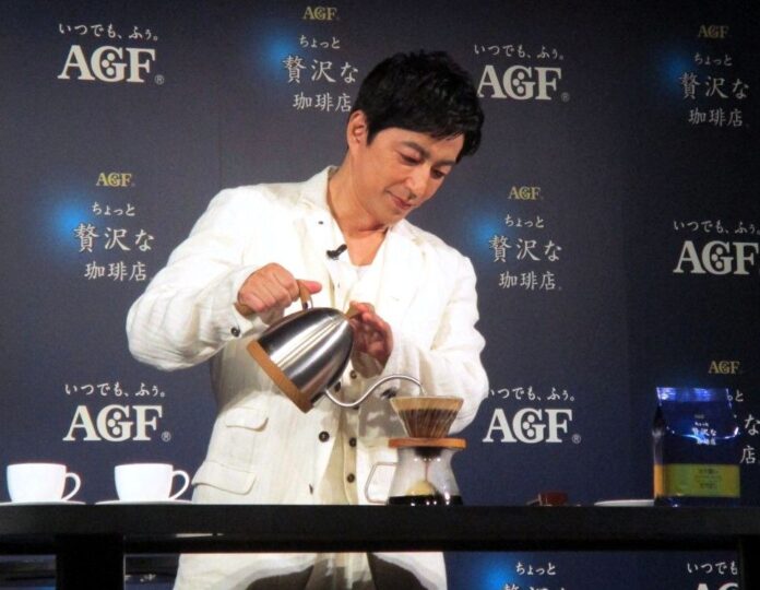 「ちょっと贅沢な珈琲店」をハンドドリップで淹れる大沢たかおさん