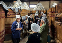 伝統の「八丁味噌」をPR 恒例の「きらりまつり」 八丁味噌協同組合 みそ蔵を案内する浅井信太郎社長