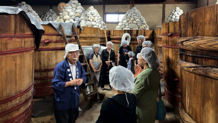 みそ蔵を案内する浅井信太郎社長