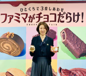 商品をPRする山岡美奈子部長
