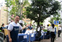 キーコーヒー、工場直送のレギュラーコーヒー30分以内に完売 恒例のチャリティセールで 完売直前の様子。道行く人に率先して声掛けする柴田裕社長