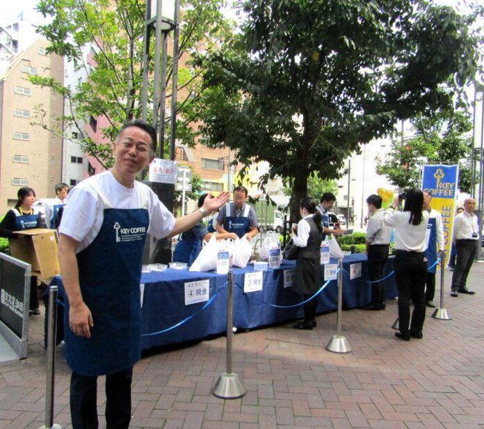 完売直前の様子。道行く人に率先して声掛けする柴田裕社長