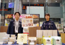 海苔の拡販、卸から 錦糸町マルイにポップアップストア 小淺商事 新人の小川翔馬氏㊧と東京支店の有川瑞樹氏