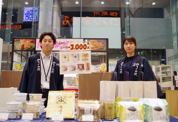 新人の小川翔馬氏㊧と東京支店の有川瑞樹氏