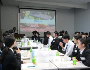 コーヒーの未来部による講義で質問する学生 コーヒーの未来部による講義で質問する学生