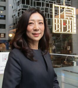 新ロゴと青山店で取材に応じたUFS経営企画本部ブランド企画部の山下利奈さん
