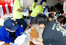 みそ詰め放題、みそ蔵見学も 竹屋「秋の感謝祭」 大盛況で過去最高売上に 好評の「みそ詰め放題」