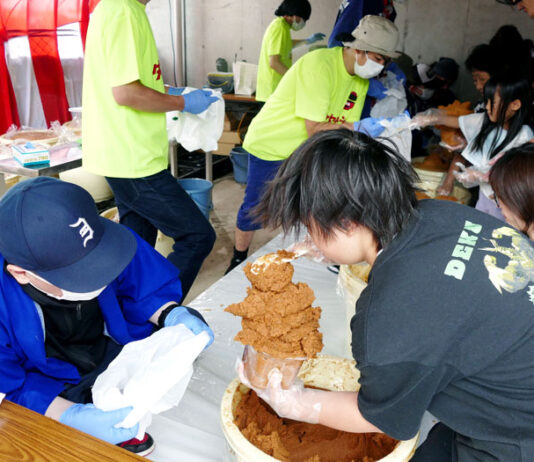 好評の「みそ詰め放題」